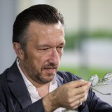 Lukas Bärfuss est considéré comme l'un des auteurs de langue allemande les plus marquants de sa génération. A 51 ans, il transmet ses archives aux Archives littéraires suisses de manière anticipée (archives).